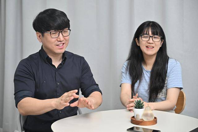 JN테크리뷰 채널을 운영하는 배재현(왼쪽)·박동은씨 부부는 지난달 25일 서울 구로디지털단지 지식산업센터 작업실에서 한국일보와 만나 콘텐츠를 노트북으로 좁혀서인지 "채널이 크지 않은데도 대형 유튜버들이 다 알아본다"고 말했다. 정다빈 기자