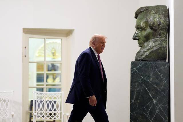 도널드 트럼프 미국 대통령이 5일 워싱턴 백악관 로즈가든에 만찬을 위해 도착하고 있다. 워싱턴=AP 연합뉴스