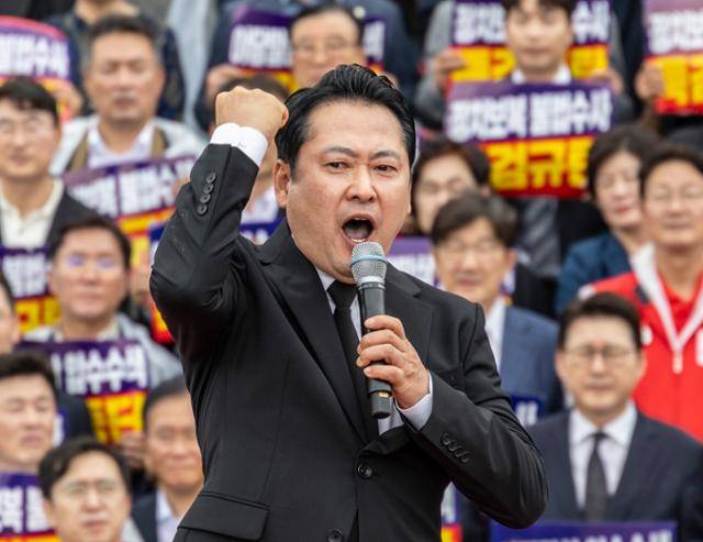 장동혁 국민의힘 대표가 지난 4일 국회 본청 계단에서 '야당말살 정치탄압 특검수사 규탄대회'를 열고 사생결단식 특검 투쟁을 선언하고 있다. 연합뉴스