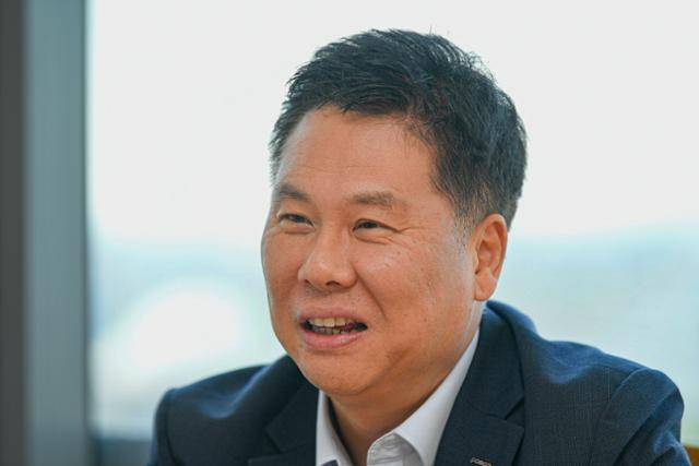 정인철 포스코인터내셔널 IR그룹 상무가 서울 영등포구 사무실에서 본보 기자와 인터뷰를 하고 있다. 남동균 인턴기자