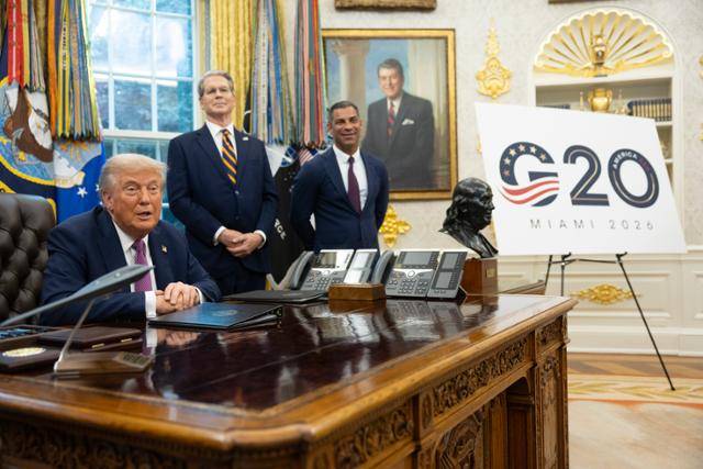 도널드 트럼프 미국 대통령이 5일 워싱턴 백악관 대통령 집무실에서 내년 G20 개최지를 마이애미주에 위치한 자신의 개인 리조트로 결정했다는 사실을 발표하고 있다. 워싱턴=로이터 연합뉴스