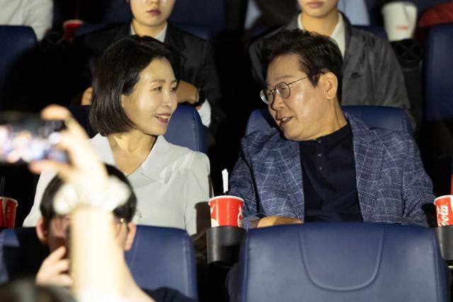 이재명 대통령과 김혜경 여사가 6일 서울 용산의 한 영화관에서 영락보린원 원생들과 함께 한국 애니메이션 '킹 오브 킹스' 관람을 하고 있다. 대통령실 제공