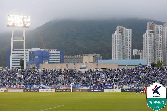 사진은 지난 5월 구덕운동장에서 열린 부산과 수원의 시즌 첫 맞대결 당시 원정석을 가득 채운 원정 팬들의 모습. 사진=프로축구연맹