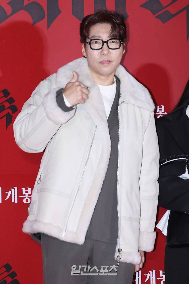 크리에이터 대도서관이 4일 오후 서울 송파구 롯데시네마 롯데월드몰에서 열린 영화 '퇴마록' VIP시사회 포토월 행사에 참석해 포즈를 취하고 있다. '퇴마록'은 특별한 능력을 가진 퇴마사들이 절대 악(惡)에 맞서는 대서사의 시작을 담은 오컬트 블록버스터. 오는 21일 개봉. 서병수 기자 qudtn@edaily.co.kr /2025.02.04/