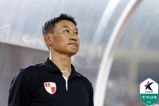 6일 부산 구덕운동장에서 열린 부산과 수원의 하나은행 K리그2 2025 28라운드. 조성환 부산 감독이 그라운드를 지켜보고 있다. 사진=프로축구연맹