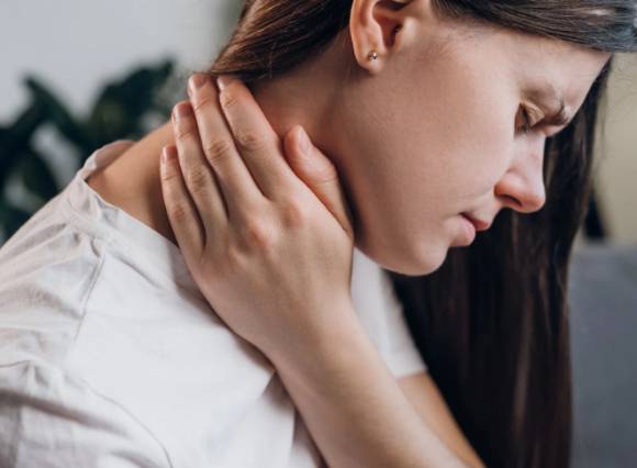 목과 어깨 통증 완화에 효과적인 운동법이 전문의에 의해 공개됐다. 사진은 본 기사 내용과 무관. [사진=Kaly]