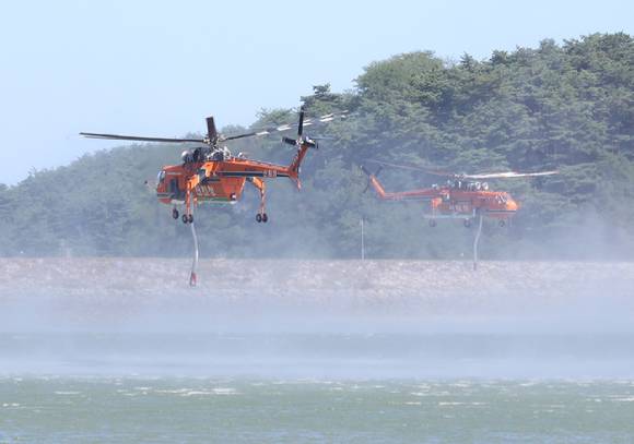 5일 최악의 가뭄 사태가 이어지는 강원 강릉시 장현저수지에서 산불 진화 헬기가 지역 주 상수원인 오봉저수지에 투입할 물을 뜨고 있다. 2025.9.5 [사진=연합뉴스]