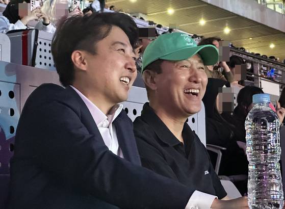 오세훈 서울시장과 이준석 개혁신당 대표가 4월 30일 서울 마포구 상암 월드컵경기장에서 열린 '서울스프링페스타 WONDER SHOW'에서 개막식을 관람하는 모습. 중앙포토