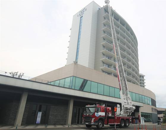 경주 아시아태평양경제협력체(APEC) 정상회의를 앞두고 경북소방본부가 회원국 정상이 머무르게 될 숙소에서 굴절차를 동원해 화재 대응 훈련을 하고 있다. 사진 경북도