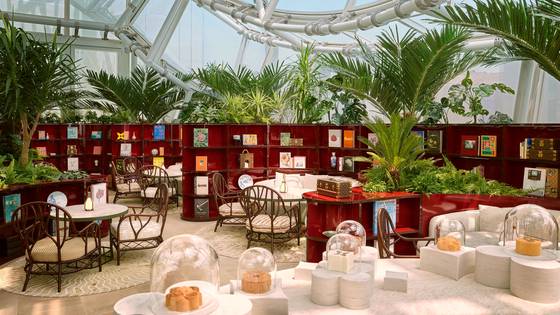 영감의 정원을 연상시키는 르 카페 루이비통의 내부. 사진 루이 비통