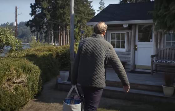 책 한 보따리를 손에 들고 ‘싱크 위크’를 위해 오두막에 들어가는 빌 게이츠의 뒷모습. 1년에 두 차례 개인 섬에 지은 작은 오두막에서 휴가를 보내는 싱크 위크는 큰 생각을 얻기 위해 그가 선택한 전략적 고립이다. [사진 다큐멘터리 ‘인사이드 빌 게이츠’ 영상 캡처]