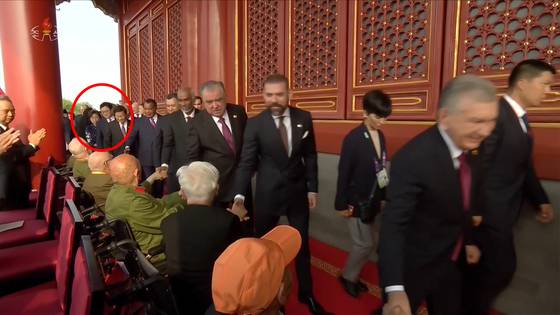 중앙TV는 각국 정상급 인사들이 톈안먼 망루에 올라 이동하는 장면을 보여주면서 우원식 국회의장(빨간 동그라미)이 등장하는 장면을 편집하지 않고 그대로 내보냈다. 조선중앙TV 화면=연합뉴스