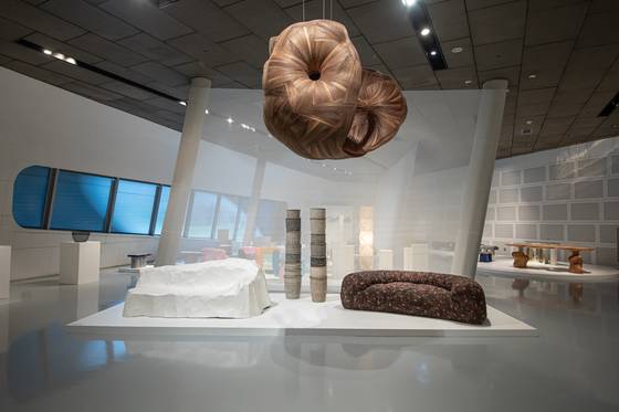 물푸레 나무를 굽혀 만든 김희찬 작가의 조형물(사진 위), 아래 왼쪽부터 밀가루 풀로 한지를 수백 겹 겹쳐 만든 이정인 작가의 소파, 지승공예(한지를 꼬아 제작)가 이영순씨가 만든 바구니들, 다양한 소재의 활용과 조형 이미지로 이야기를 풀어내는 연진형 작가의 소파. [사진 서울디자인재단]