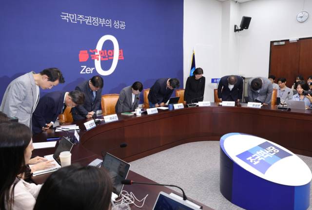 ▲ 조국혁신당 김선민 당 대표 권한대행을 비롯한 소속 의원들이 5일 국회에서 열린 현안 관련 기자간담회에서 당내 성비위 사건과 관련해 고개숙여 사과하고 있다. 2025.9.5 연합뉴스
