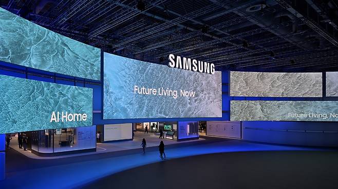 삼성전자가 IFA 2025서 세계적 아티스트 ‘마오틱’과 함께 ‘AI Home’ 비전 담은 미디어 파사드를 공개했다. 삼성전자 제공