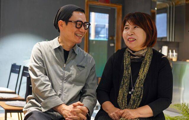 건축가 김태현(왼쪽) tBD 대표와 새롬창조 153 공동체 대표 주미라 목사가 이야기를 나누고 있다.