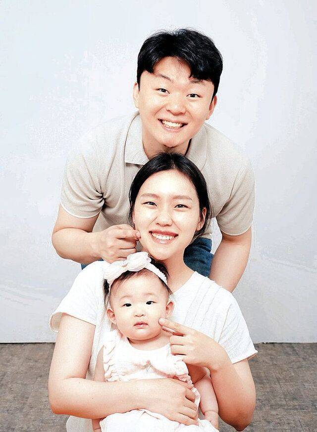 최병용 이유리 부부가 지난 6월 경기도 안양의 셀프 스튜디오에서 생후 200일을 맞은 딸 가은양과 함께 기념사진을 찍고 있다. 부부 제공