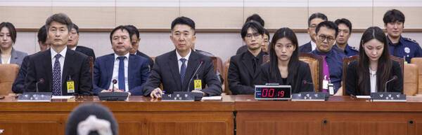 5일 국회에서 열린 법제사법위원회 법안심사1소위원회에서 열린 검찰 개혁 입법청문회에서 서울 남부지검에서 건진 전성배씨 관련한 수사를 담당했던 검사들과 압수수색 증거품인 '관봉권'을 관리했던 검찰 수사관들이 출석해 인사하고 있다. 연합뉴스