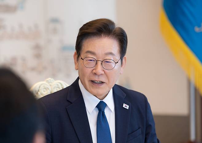 이재명 대통령이 4일 서울 용산 대통령실 청사에서 열린 양대 노총 위원장과 오찬 간담회에서 양경수 민주노총 위원장, 김동명 한국노총 위원장과 대화하고 있다. [사진 출처 = 뉴스1]