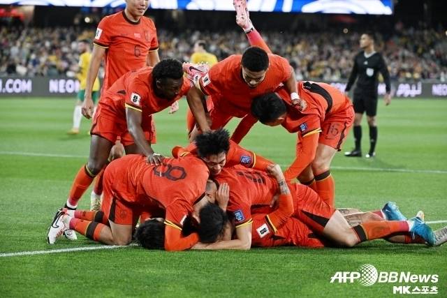 이러한 일을 통해 알 수 있는 건 오카다의 리더십은 물론 중국 축구가 왜 발전할 수 없었는지다. 중국은 그동안 체벌, 그리고 호통하는 방식의 관리로 시즌을 진행했다. 결국 단기적인 효과만 얻고 서서히 무너지는 방식을 선택한 셈이다. 이미 10년 전 일이지만 지금의 중국이 과연 얼마나 달라졌을지는 알 수 없다. 그들의 축구는 여전히 아시아 바닥이기 때문이다. 사진=AFPBBNews=News1