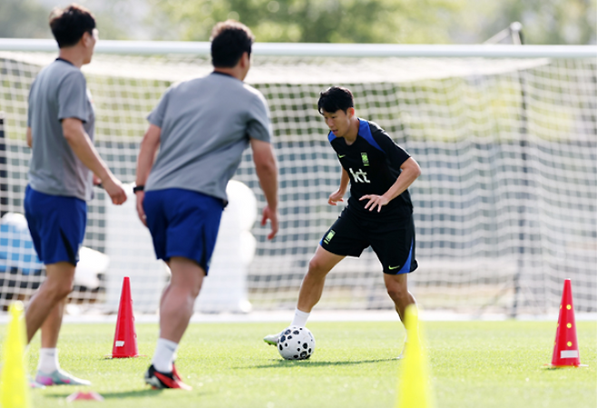 4일(현지시간) 미국 뉴욕 아이칸 스타디움에서 진행된 한국 축구 대표팀 훈련에서 손흥민이 훈련에 집중하고 있다. 사진= 연합뉴스 제공