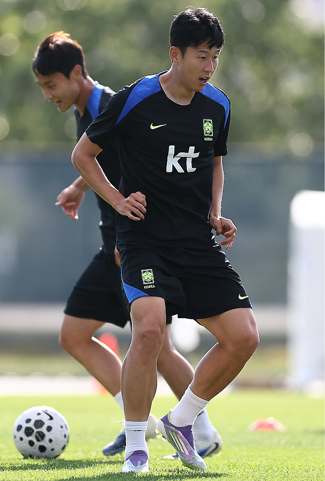 4일(현지시간) 미국 뉴욕 아이칸 스타디움에서 진행된 한국 축구 대표팀 훈련에서 손흥민이 훈련에 집중하고 있다. 사진=연합뉴스