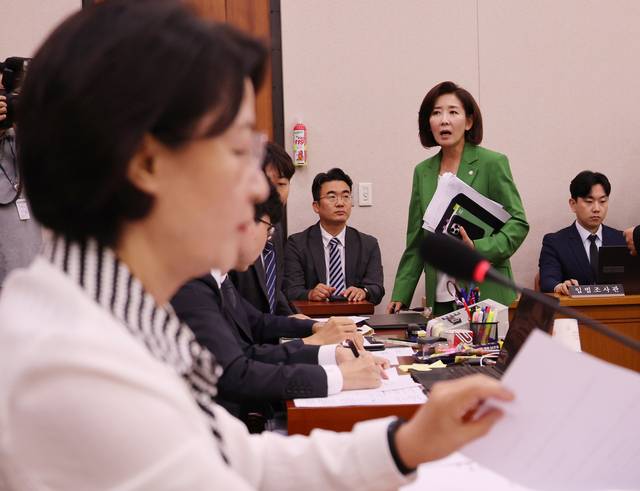 추미애 더불어민주당 의원에게 항의하는 나경원 국민의힘 의원. 연합뉴스