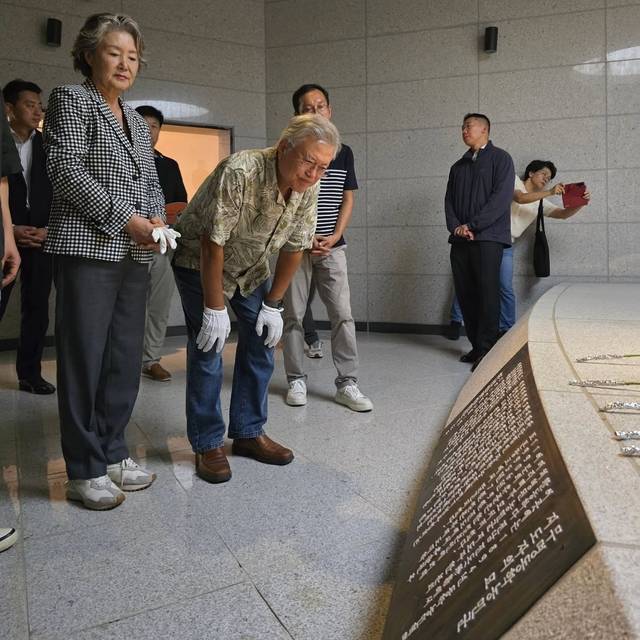 5일 오후 전북 전주시 완산구 전주동학농민혁명녹두관을 찾은 문재인 전 대통령 부부가 무명 동학농민군 지도자의 묘에 적힌 글귀를 읽고 있다. 문 전 대통령 페이스북 캡처