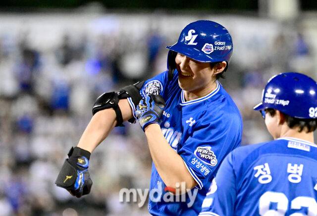 2025년 8월 28일 오후 서울 잠실구장에서 열린 '2025 신한 SOL뱅크 KBO 리그' 삼성 라이온즈와 두산 베어스의 경기. 삼성 구자욱이 7회초 1사 3루서 1타점 동점 적시타를 친 뒤 기뻐하고 있다./마이데일리