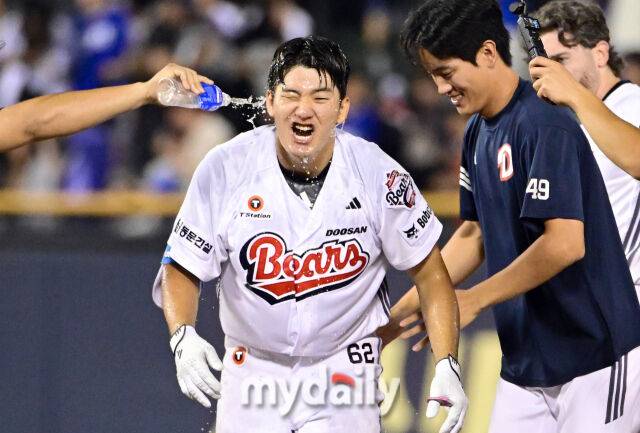 2025년 8월 28일 오후 서울 잠실구장에서 열린 '2025 신한 SOL뱅크 KBO 리그' 삼성 라이온즈와 두산 베어스의 경기. 두산 안재석이 연장 10회말 2사 1.2루서 끝내기 안타를 치며 7-6으로 승리한 뒤 기뻐하고 있다./마이데일리