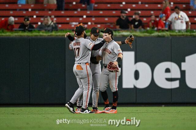 6일 세인트루이스와 경기에서 승리를 확정한 뒤 동료들과 함께 기뻐하는 이정후(가운데). /게티이미지코리아