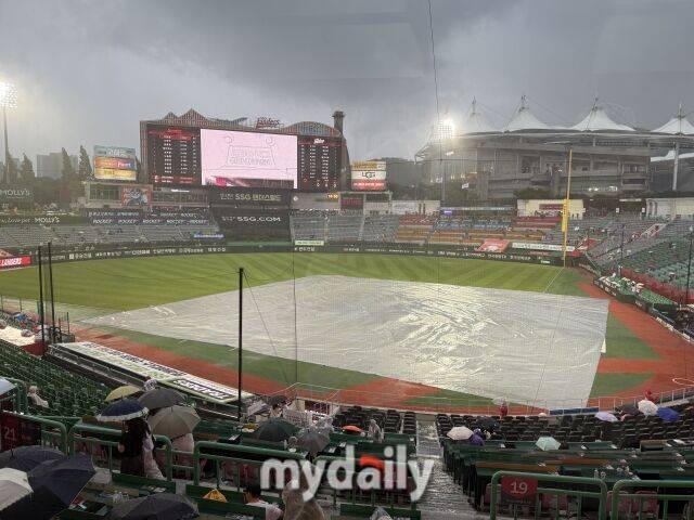 비가 내리는 인천 SSG랜더스필드./인천 = 박승환 기자