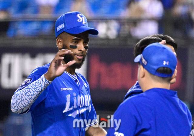 2025년 8월 27일 오후 서울 잠실구장에서 열린 '2025 신한 SOL뱅크 KBO 리그' 삼성 라이온즈와 두산 베어스의 경기. 삼성 디아즈가 14-1로 승리한 뒤 기뻐하고 있다./마이데일리