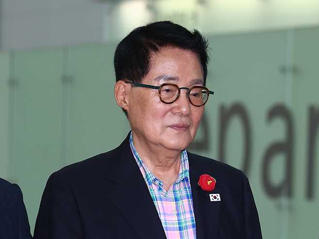 더불어민주당 박지원 의원이 2일 중국 베이징에서 열리는 ‘항일전쟁 및 세계 반파시스트 전쟁 승전(전승절) 80주년 열병식’에 참석하기 위해 인천국제공항 제1여객터미널을 통해 출국하고 있다. [연합]