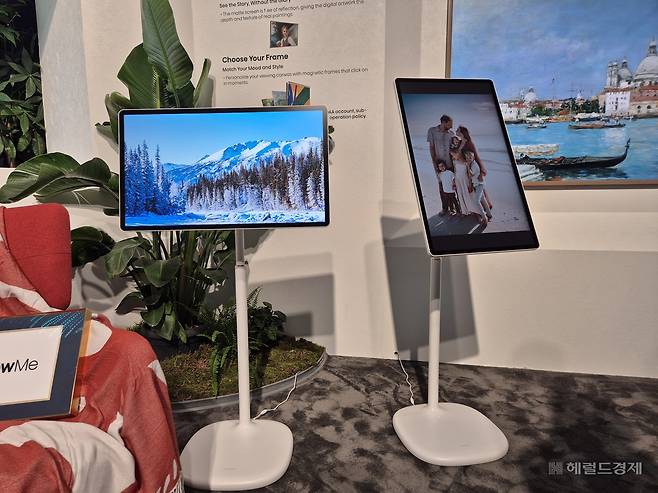 LG전자의 ‘스탠바이미’와 흡사한 하이센스 TV. 베를린=김현일 기자.