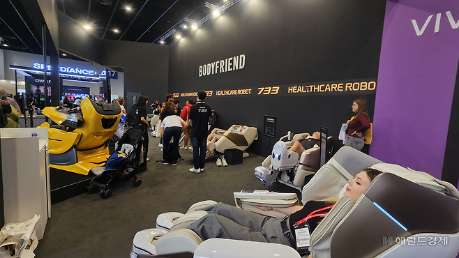 바디프랜드가 5일(현지시간) 독일 베를린에서 열린 IFA 2025에서 총 10종, 12대의 헬스케어 로봇 제품을 유럽 시장에 선보였다. 베를린=박지영 기자.