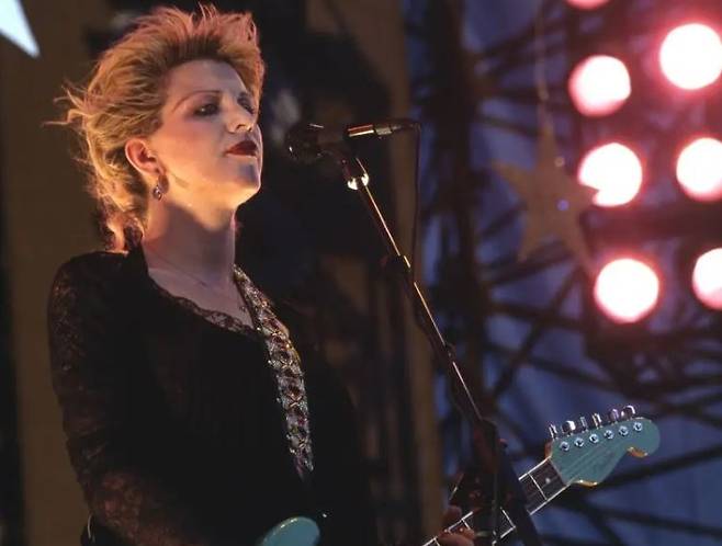 코트니 러브는 결국 무엇을 남겼나. 라벨을 마모시킨 짧은 틈인가, 아니면 더 선명해진 이름인가. 프레임을 부수려던 자가 자신이 뒤집으려던 프레임 속에 다시 고정됐을 때, 그가 외쳤던 하울링은 해방의 문장이었을까, 아니면 ‘해방’이라 불리는 또 다른 이름의 구속을 완성한 또 다른 라벨이었을까. [게티이미지/Photo by Tim Mosenfelder]