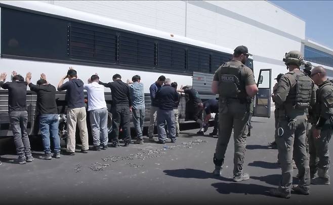 미국 이민 단속 당국이 홈페이지를 통해 지난 4일(현지시간) 조지아주 현대차그룹-LG에너지솔루션의 합작 배터리 공장 건설현장에서 벌인 불법체류·고용 단속 현장 영상을 홈페이지를 통해 공개했다. [ICE 홈페이지 영상 캡쳐, 연합]