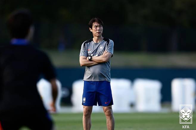 [서울=뉴시스] 축구국가대표팀 홍명보 감독이 4일(현지 시간) 미국 뉴욕주 아이칸 스타디움에서 2026 북중미 월드컵 대비 미국과의 평가전을 앞두고 훈련하는 대표팀을 바라보고 있다. (사진=대한축구협회 제공) 2025.09.05. photo@newsis.com *재판매 및 DB 금지
