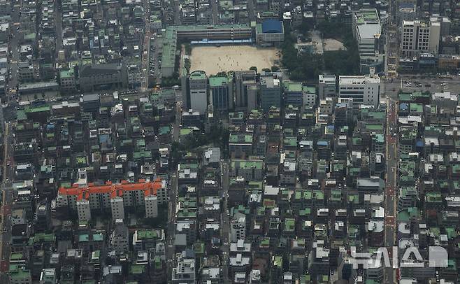 [서울=뉴시스] 김근수 기자 = 6일 서울 송파구의 롯데월드타워 스카이라운지에서 다가구·다세대·연립주택이 보이고 있다. 2025.07.06. ks@newsis.com