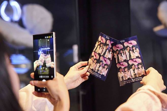 [서울=뉴시스] SK텔레콤이 Z세대를 위한 문화 공간으로 오픈한 'T팩토리 성수' 2층에 마련된 AI 포춘 포토 체험 코너. 2025.09.03. silverline@newsis.com *재판매 및 DB 금지