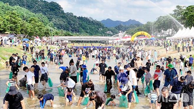 [괴산=뉴시스] 서주영 기자 = 6일 충북 괴산군의 동진천에서 2025 괴산고추축제 프로그램인 '고추물고기를 잡아라'가 열리고 있다. (사진= 괴산군 제공) 2025.09.06. photo@newsis.com