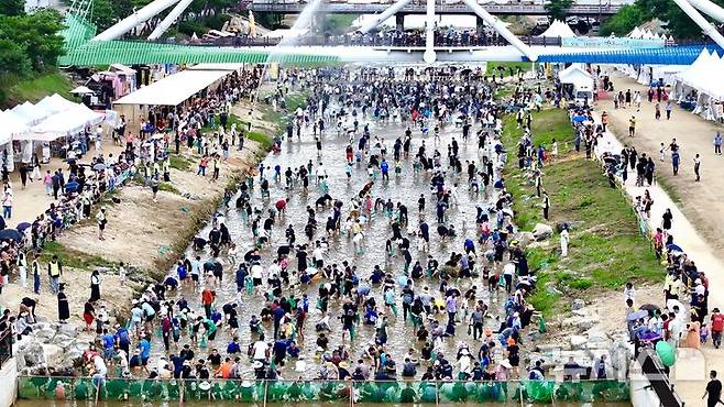 [괴산=뉴시스] 서주영 기자 = 6일 충북 괴산군의 동진천에서 2025 괴산고추축제 프로그램인 '고추물고기를 잡아라'가 열리고 있다. (사진= 괴산군 제공) 2025.09.06. photo@newsis.com