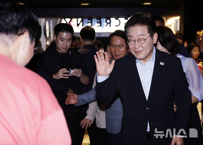 [서울=뉴시스] 최동준 기자 = 이재명 대통령과 김혜경 여사가 17일 서울 용산구 CGV에서 영화 '독립군:끝나지 않은 전쟁'을 관람한 뒤 상영관을 나서며 시민들과 인사하고 있다. 2025.08.17. photocdj@newsis.com