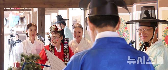 [서울=뉴시스] 김선웅 기자 = 6일 서울 중구 남산골한옥마을 관훈동 민씨가옥에서 신랑 김홍, 신부 류숙하 부부의 혼인 62주년 회혼례 잔치가 열리고 있다. 이날 열린 남산골 회혼례 '백년해로'는 김홍 신랑과 독립운동가 유우국 애국지사의 손녀 류숙하 신부의 혼인 62주년 및 광복 80주년을 맞아 실제 회혼례로 진행됐다. 2025.09.06. mangusta@newsis.com