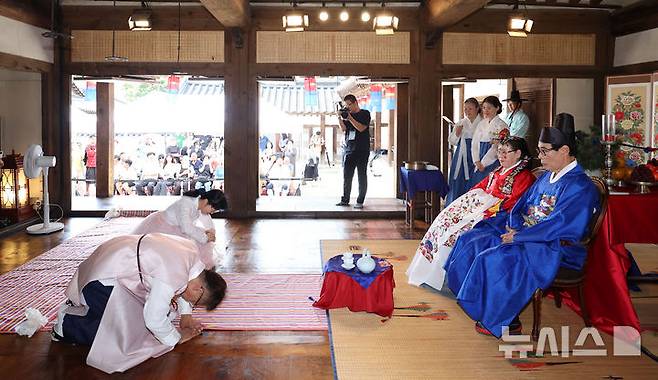 [서울=뉴시스] 김선웅 기자 = 6일 서울 중구 남산골한옥마을 관훈동 민씨가옥에서 신랑 김홍, 신부 류숙하 부부의 혼인 62주년 회혼례 잔치가 열려 부부가 자손들로부터 장수를 비는 술잔을 받는 의례인 '헌수'가 진행되고 있다. 이날 열린 남산골 회혼례 '백년해로'는 김홍 신랑과 독립운동가 유우국 애국지사의 손녀 류숙하 신부의 혼인 62주년 및 광복 80주년을 맞아 실제 회혼례로 진행됐다. 2025.09.06. mangusta@newsis.com