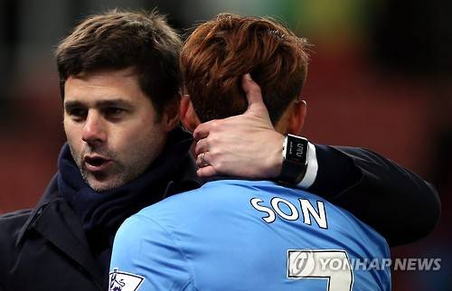 손흥민 끌어안는 포체티노 감독 [EPA=연합뉴스]