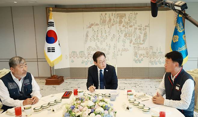 이재명 대통령이 4일 서울 용산 대통령실 청사에서 양대노총 위원장과의 오찬 간담회를 하며 김동명 한국노총 위원장, 양경수 민주노총 위원장의 발언을 경청하고 있다. 연합뉴스