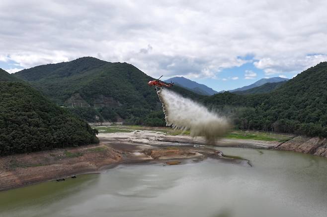 강릉 오봉저수지에 물을 뿌리고 있는 헬기. 연합뉴스