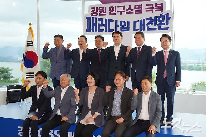 강원CBS 개국 30주년을 기념하고 강원특별자치도의 새로운 도약을 위한 '강원 인구소멸 극복, 패러다임 대전환' 정책 포럼이 지난 1일 춘천시 서면 토이로봇관 3층 갤러리툰에서 성황리에 개최된 가운데 김진태 강원도지사, 김시성 강원도의회의장, 신경호 강원도교육감, 육동한 춘천시장, 김진호 춘천시의회의장이 기조연설자로 참석했다. 진유정 기자